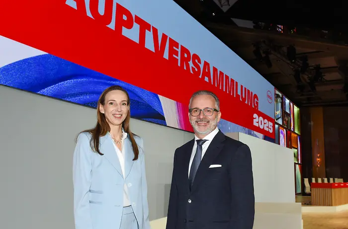 Dr. Simone Bagel-Trah, Chairwoman of the Supervisory Board and Shareholders’ Committee, and Carsten Knobel, Chairman of the Henkel Management Board