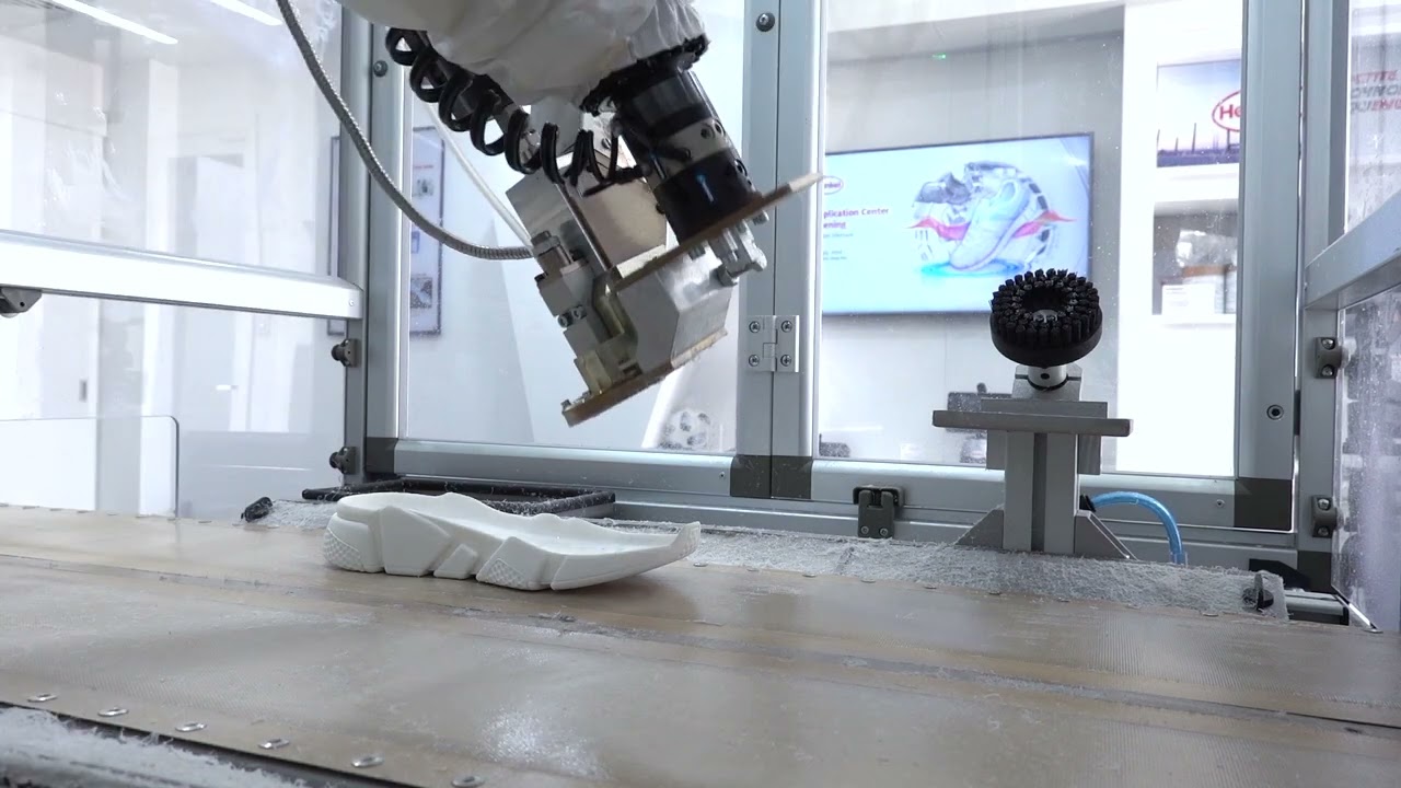 YouTube Thumbnail Automated spray-application of adhesives (reactive hotmelt) for the assembly process (Thumbnail)