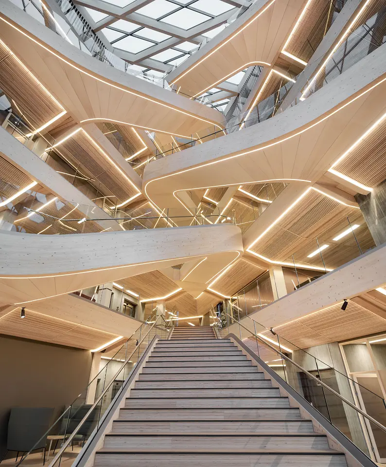 Zone d'entrée avec des galeries en bois et un escalier au milieu de l'image