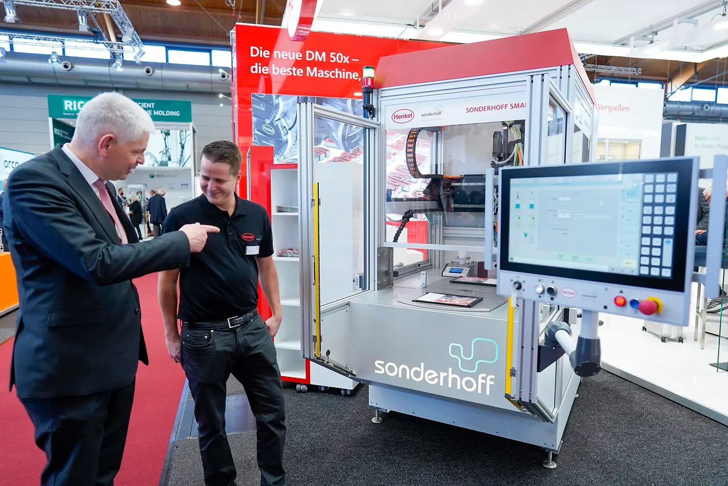 NRW State Secretary Christoph Dammermann was interested in the possibilities of the dosing technology of the SMART-M dispensing cell with the new DM 502 dosing machine