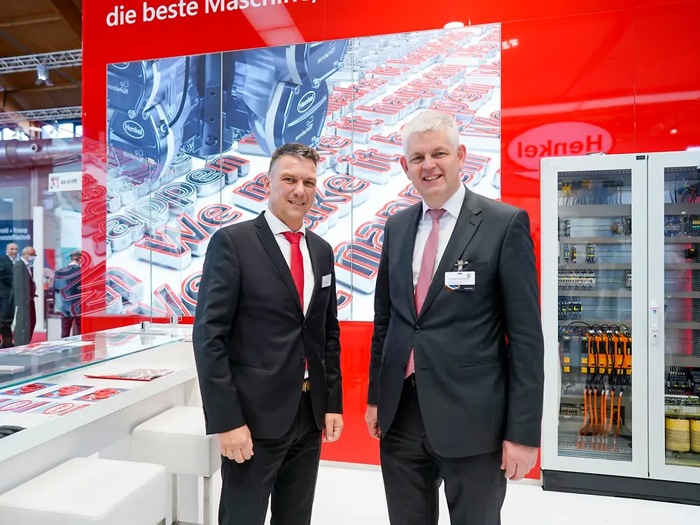 NRW State Secretary Christoph Dammermann in conversation at the Henkel stand at Fakuma