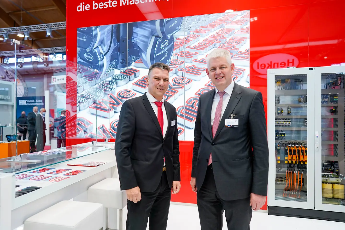 NRW State Secretary Christoph Dammermann in conversation at the Henkel stand at Fakuma