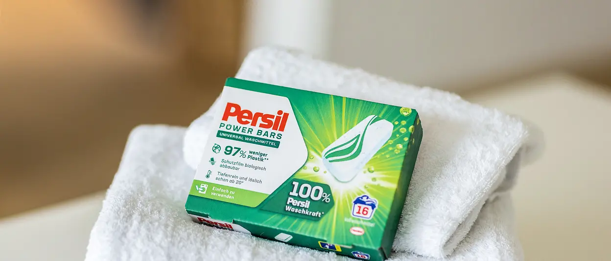 Die verpackten Persil Power Bars liegen auf Handtüchern.