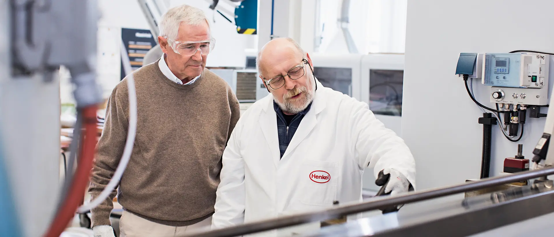 A customer and a laboratory technician analyze the result of a machine in a partnership laboratory.