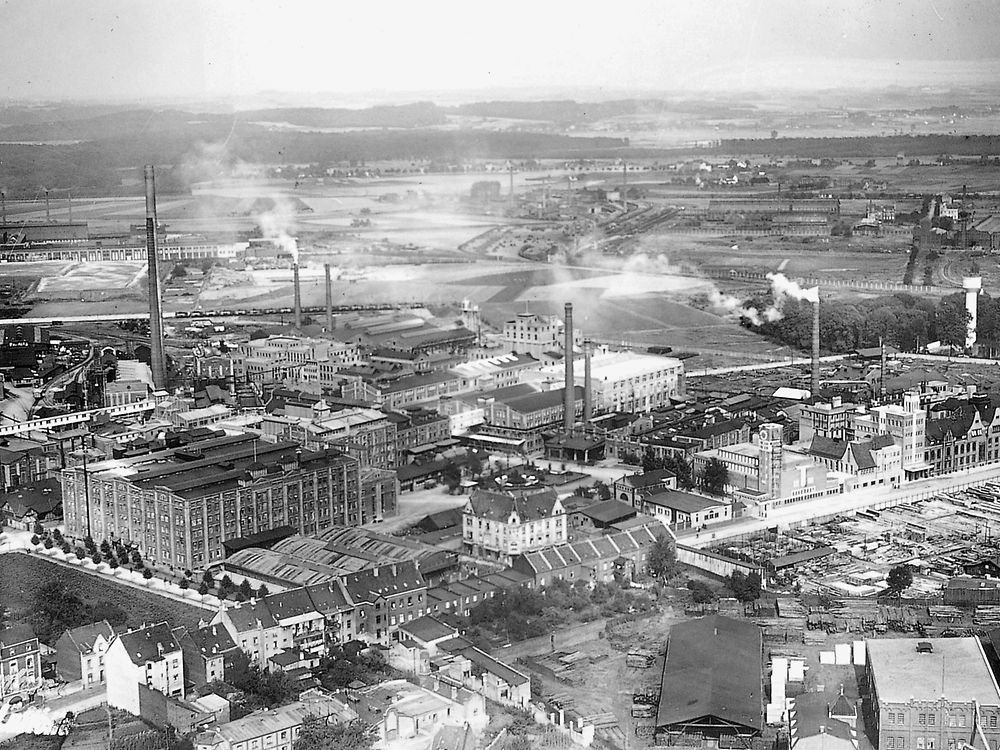 Aerial shot of Düsseldorf-Holthausen and the Henkel site from 1927.