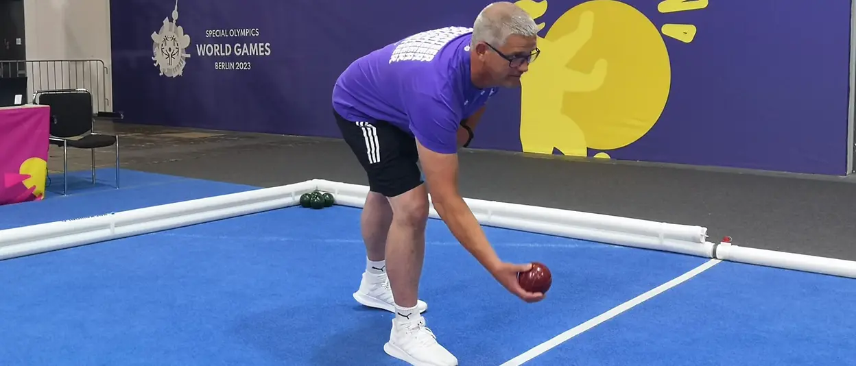 Jörg stands on the boccia court and is about the roll the boccia ball for a test run at the Special Olympics World Games in Berlin. 