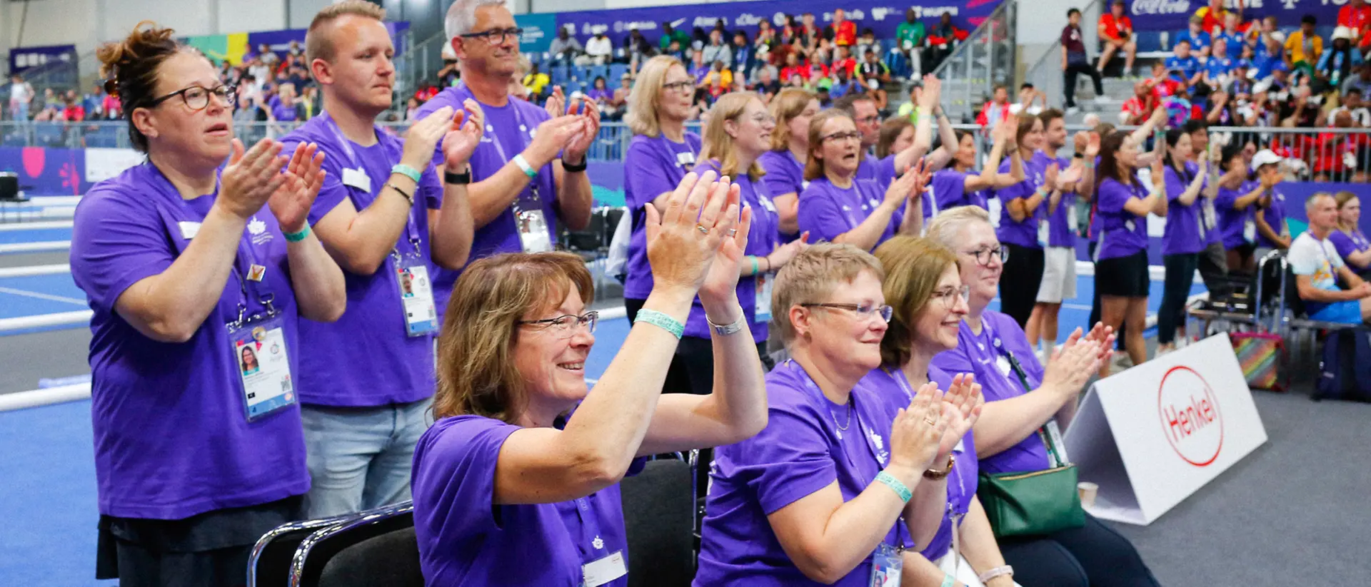 A group of Henkel volunteers is cheering on athletes at the Special Olympics