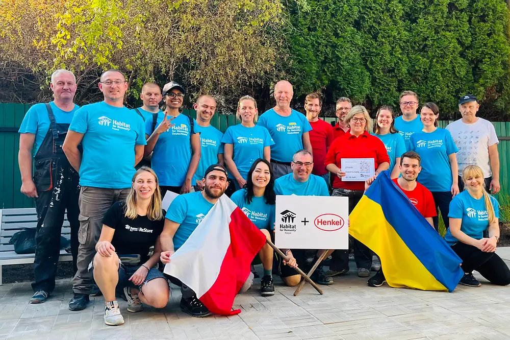 A group picture of the Henkel volunteers on their volunteering trip in Poland.