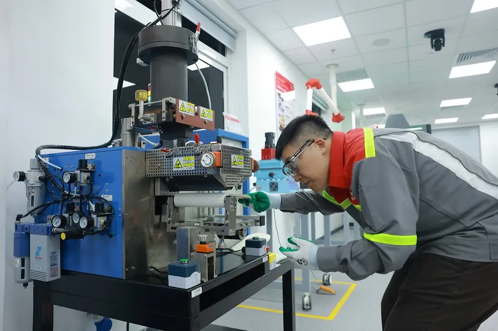 
Henkel expert operating the 2D PUR machine in Thanh Hoa’s Application Center.