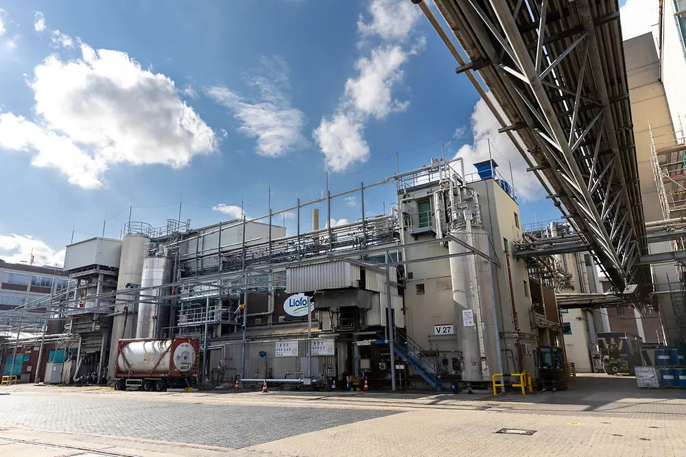 
The polyurethane production of Henkel Adhesive Technologies at the Düsseldorf site was recently certified according to the International Sustainability Carbon Certification (ISCC) PLUS standard. 