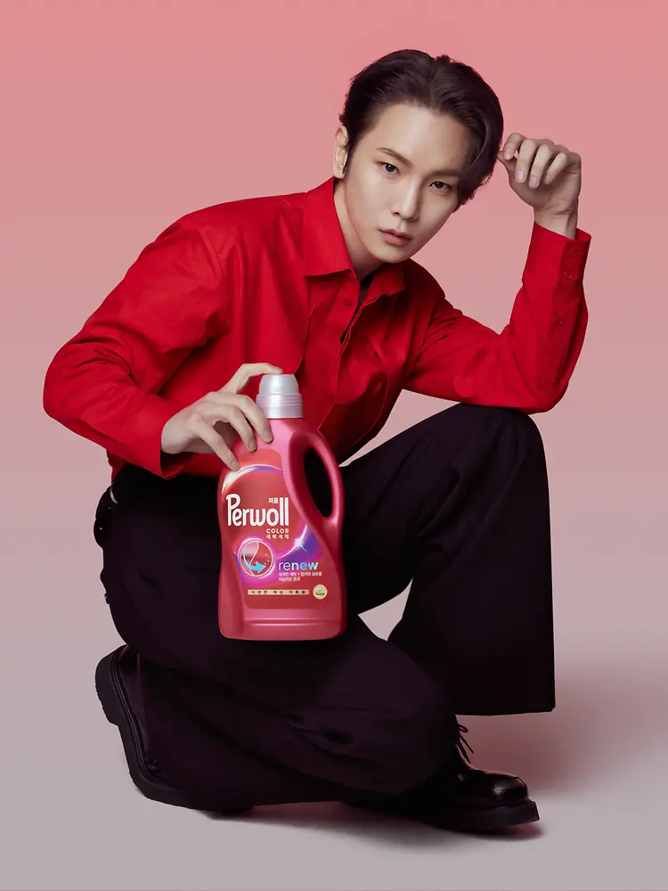 K-pop superstar Shinee Key with a red Perwoll detergent bottle in hand.