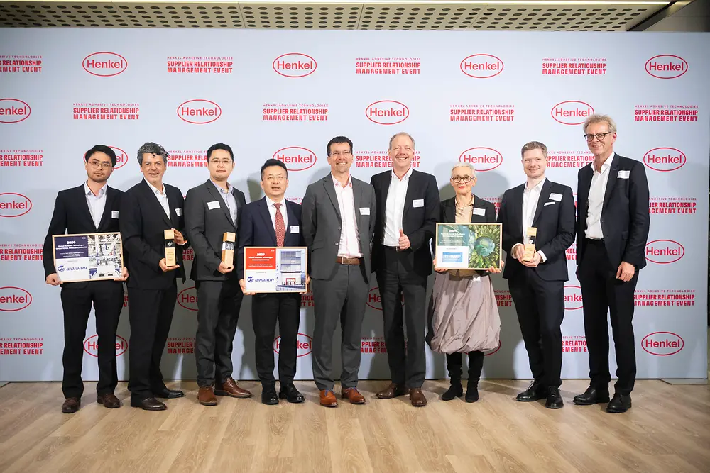 
Award Ceremony 2024 (from left to right): Archie Zhang, Sergi González, Gary Gu and Jiakuan Sun from Wanhua; Mark Dorn, Executive Vice President Henkel Adhesive Technologies; Thomas Holenia, Corporate Vice President Purchasing at Henkel; Heike Kohm, Jörg Niebergall and Robert Heger from BASF.