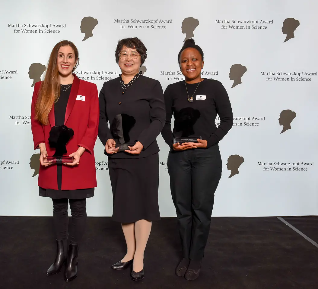 Zwei Frauen bei Awardverleihung 