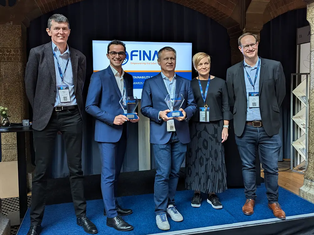 
Henkel Adhesive Technologies received the award at the Sustainable Packaging Summit in Amsterdam (from left to right): Jonathan Sexton, Sun Chemical, FINAT Board Member and Chair of the FINAT Sustainability Awards Taskforce; Damien Fourcade, Global Sustainability Manager Packaging at Henkel Adhesive Technologies; Harald Jasper, Managing Director of ACTEGA Metal Print GmbH; Päivi Knihti, UPM Raflatac, FINAT Board Member and Chair of the Advocacy Workstream and Pablo Englebienne, FINAT Regulatory Affairs and Sustainability Manager. 