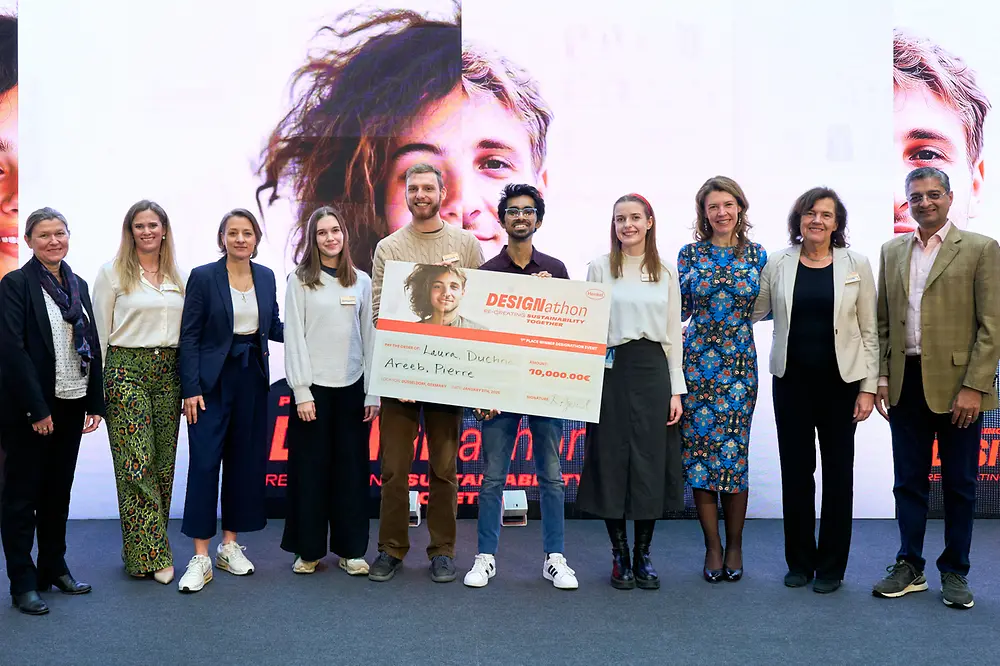 
The winning team “Reusable pharma blister packs” with the jury and the grand prize of €10,000. Pictured from left to right are: Elodie Picard, Head of Sustainability Adhesive Technologies Packaging; Jenna Koenneke, Head of Sustainability Adhesive Technologies Consumer Goods; Ulla Hüppe, VP of Sustainability for Adhesive Technologies; Laura Thompson, Pierre Cautaerts, Syed Areeb Ashraf, Duchna Łosiak; Kathleen Burzycki, Head of Marketing & Strategy Adhesive Technologies Consumer Goods; Kerstin van Wijk, Head of Innovation for Adhesive Technologies Packaging; and Rajat Agarwal, Global Head of Adhesive Technologies Packaging. 