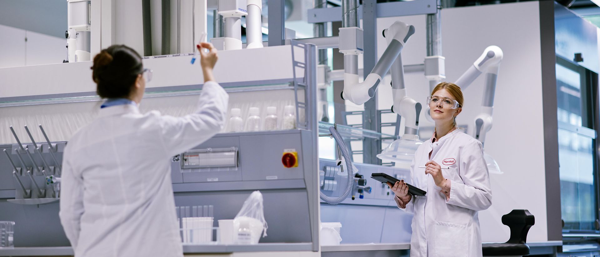 Two female scientists standing in a Henkel R&D lab.