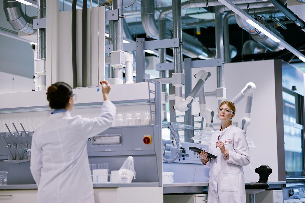 Two female scientists standing in a Henkel R&D lab.