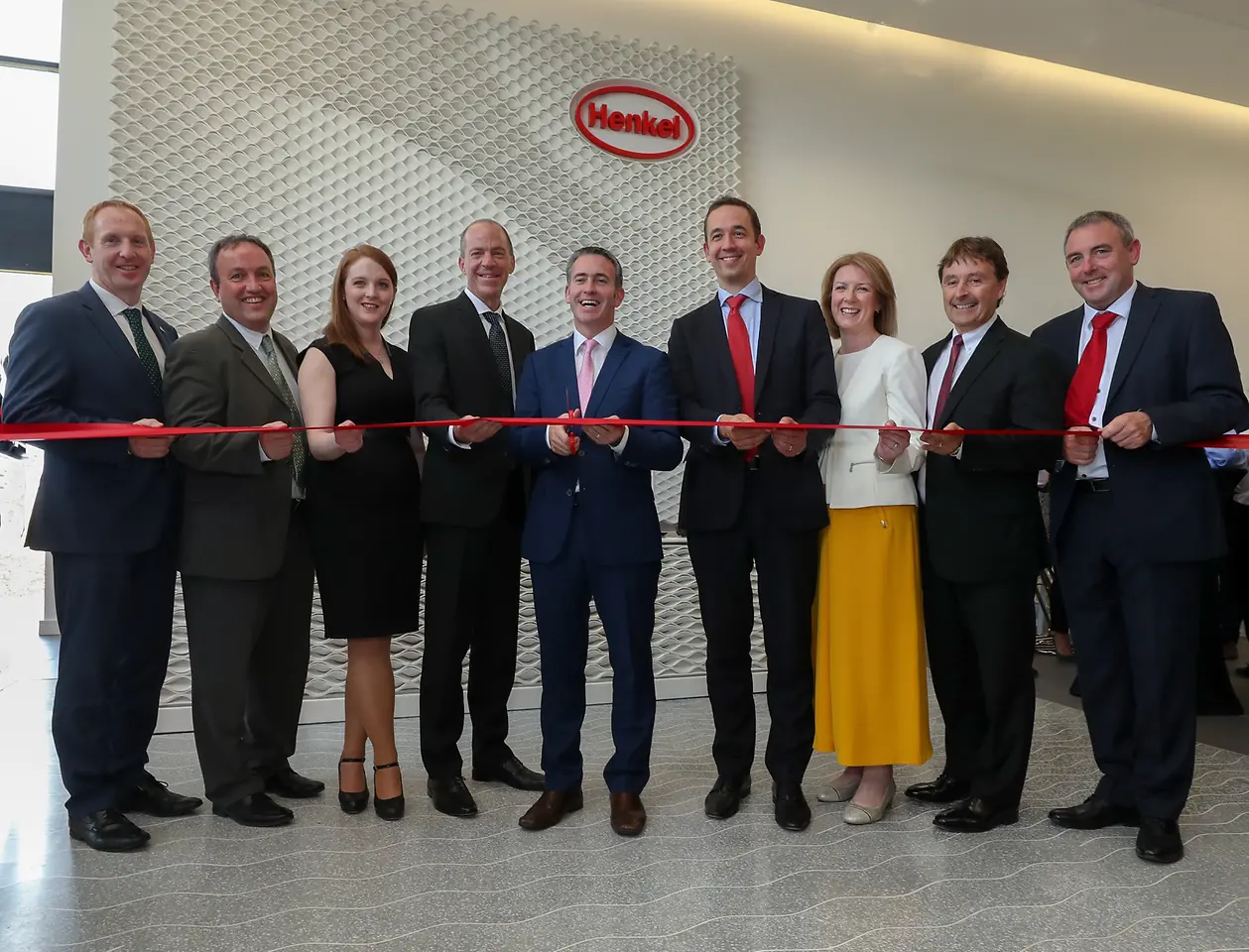 
Opening ceremony in Dublin (from left to right: Michael Lohan, Industrial Development Authority (IDA Ireland); Matthew Holloway, Henkel; Deidre Ledwith, Henkel; Michael Todd, Henkel; Damien English, Irish Minister of State for Housing and Urban Renewal; Philipp Loosen, Henkel; Michelle Yewlett, IDA; Jerry Perkins, Henkel