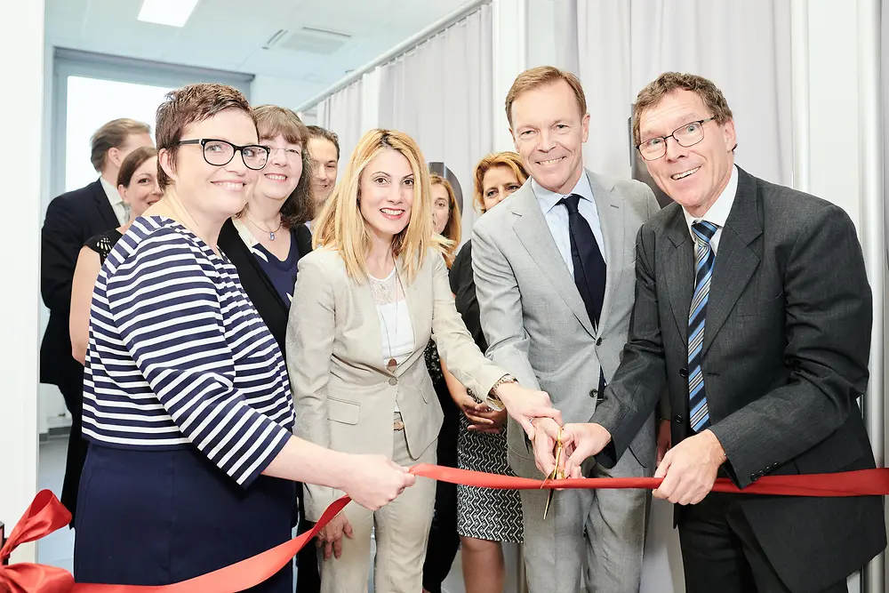 
At the opening of the “Beauty Insights” center: Kristin Miehlich, “Beauty Insights”, Vildan Önpeker-Cerci, Corporate Director Global Marketing Henkel Beauty Care, Jens-Martin Schwärzler, Executive Vice President Henkel Beauty Care, and Dr. Thomas Förster, Corporate Vice President Global R&D Henkel Beauty Care.