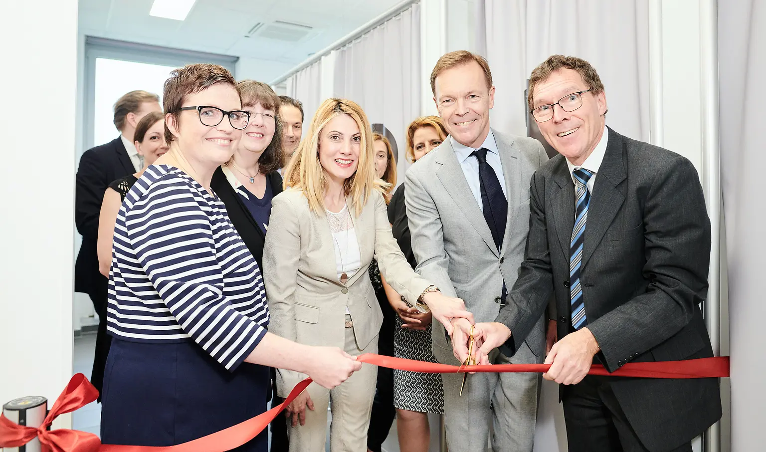 
At the opening of the “Beauty Insights” center: Kristin Miehlich, “Beauty Insights”, Vildan Önpeker-Cerci, Corporate Director Global Marketing Henkel Beauty Care, Jens-Martin Schwärzler, Executive Vice President Henkel Beauty Care, and Dr. Thomas Förster, Corporate Vice President Global R&D Henkel Beauty Care.