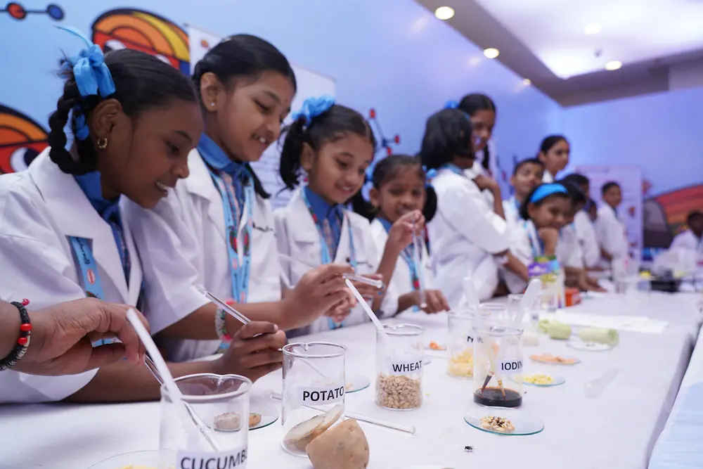 
Forscherwelt in Henkel India, schoolgirls in a chemical lab making experiments.